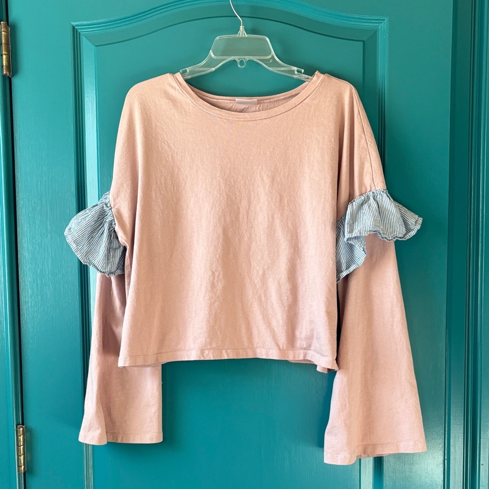 ABOUND BELL SLEEVE RUFFLE TOP SIZE LARGE